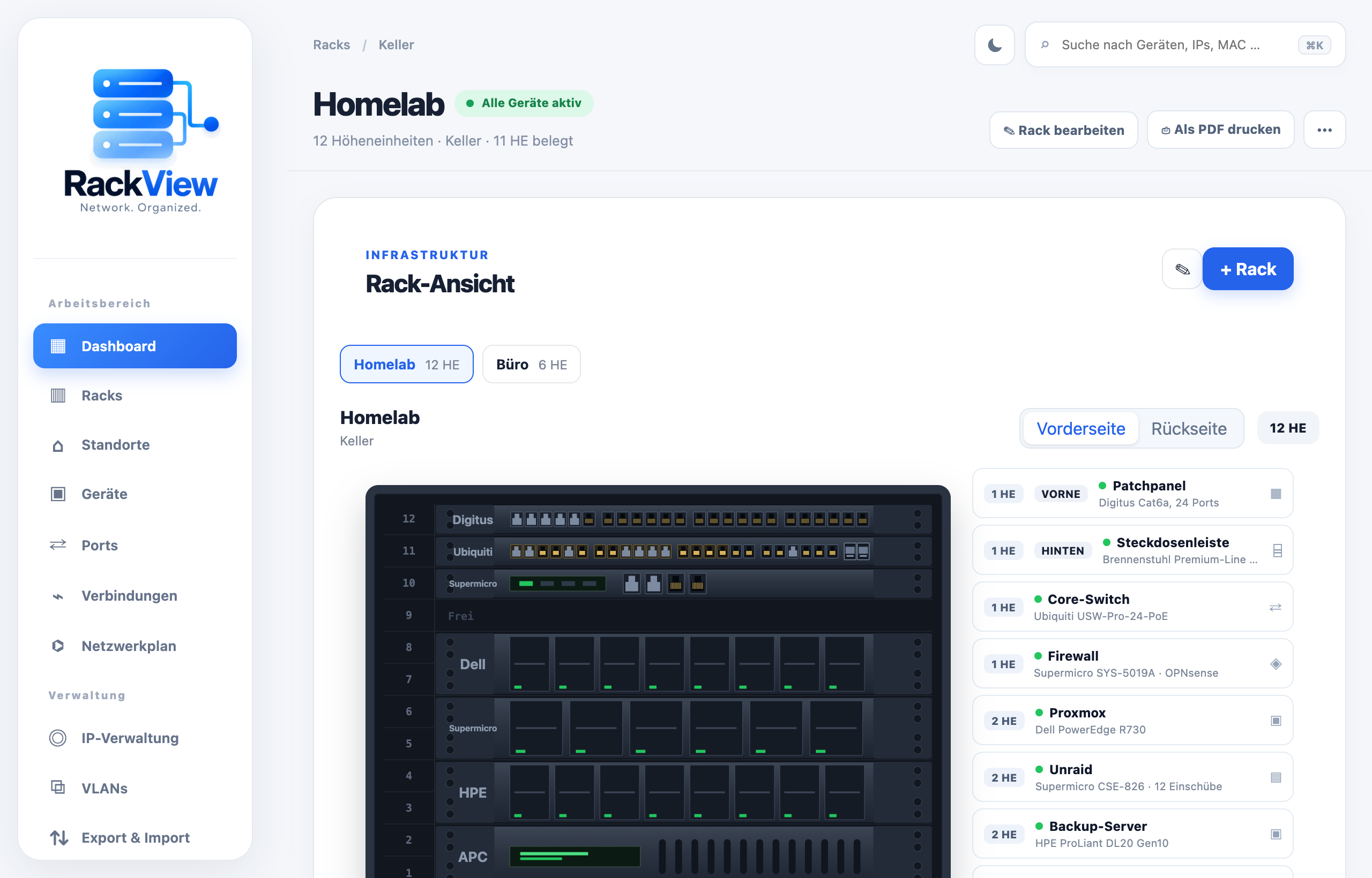 Das Dashboard von RackView: links die Navigation, in der Mitte das Rack „Homelab“ mit zwölf Höheneinheiten und gezeichneten Gerätefronten, rechts die Geräteliste.